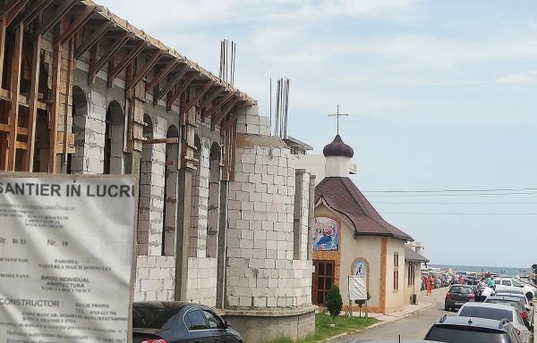 În faţa bisericii din Mamaia Nord care obturează o intersecţie şi priveliştea către mare se construieşte o nouă biserică care să o obtureze pe prima.