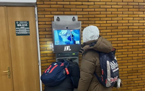 O ţâşnitoare AWL a hidratat un student atât de tare încât acesta a început să plouă.