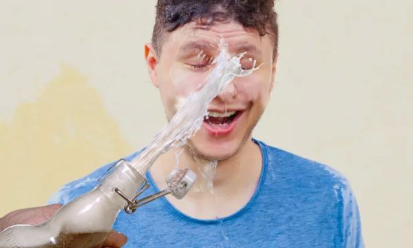 Un student din Cluj a inventat berea din spermă.