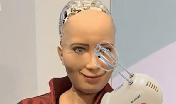 După ce a văzut-o pe Greta Thunberg, robotul Sophia vrea să treacă pe motorină.